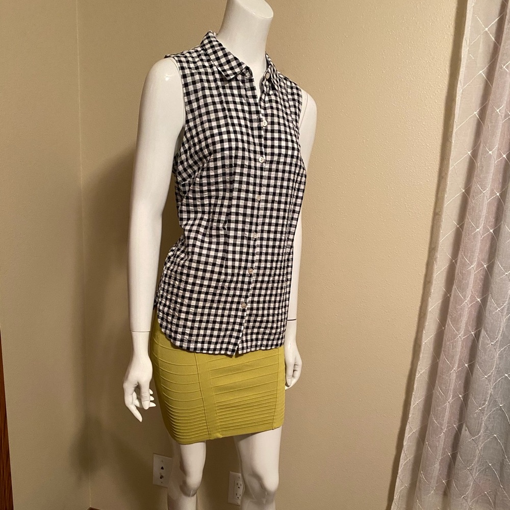 NWT,J.Jill, sleeveless buttons down shirt size MP